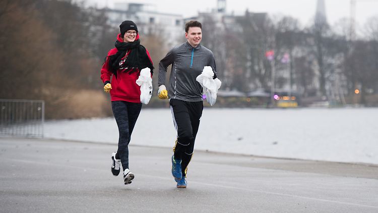 Diese beiden Jungspunde betreiben die Sportart "Plogging"- eine der populärsten Wortschöpfungen des Jahres.
