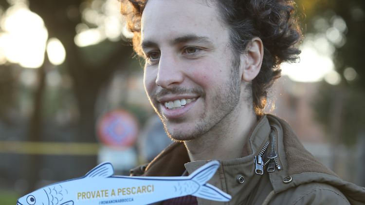 Mitbegründer Mattia Santori zeigt das Symbol der Bewegung: eine Sardine.