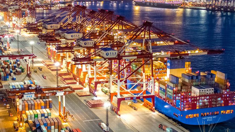 Reges Treiben am Containerhafen in Qingdao. Vorerst belegen sich China und die USA nicht mit neuen Strafzöllen.