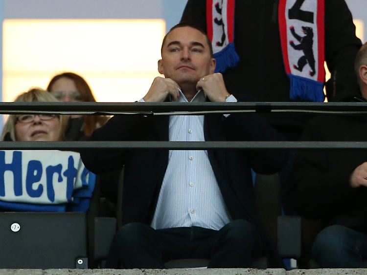 Sein Mann sitzt auf der Trainerbank: Investor Lars Windhorst am Samstag im Olympiastadion.