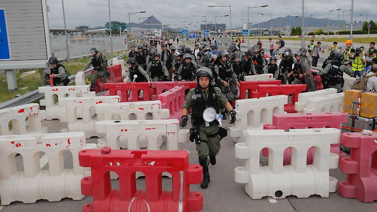 Im September stellten prodemokratische Demonstranten Blockaden vor Hongkongs Flughafen auf.