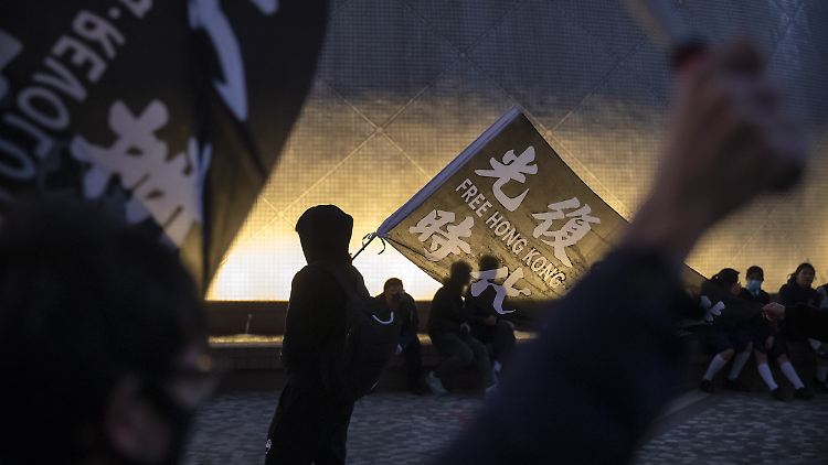 Die Demonstranten werfen der Regierung eine zu große Nähe zu Peking vor.