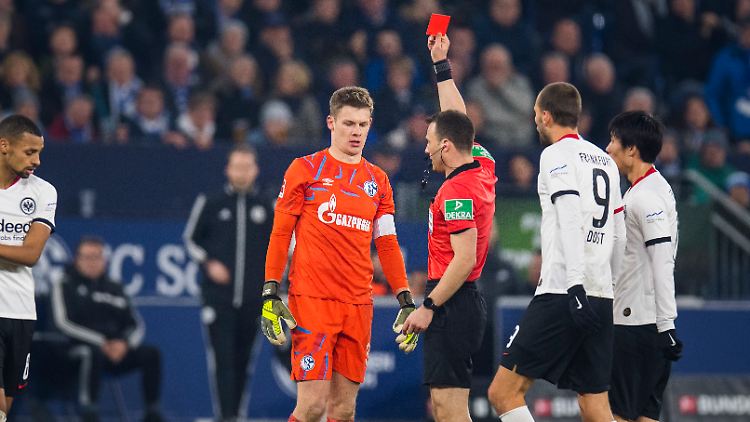 Den Platzverweis hatte sich Schalke-Torhüter Nübel redlich verdient.