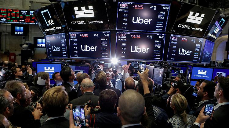 Die Papiere des US-Mitfahrdienstes Uber haben seit dem acht Milliarden Dollar schweren Börsengang mehr als ein Drittel ihres Werts verloren.
