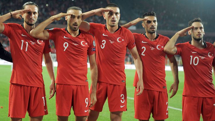 Die Spieler brachten mit dem Gruß ihre Unterstützung für die türkischen Streitkräfte zum Ausdruck, die in einer Militäroffensive gegen die Kurdenmiliz YPG in Nordsyrien vorgingen. 
