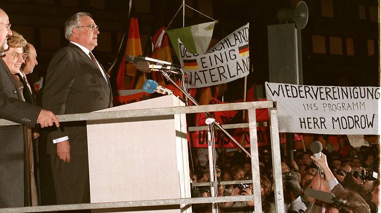 Helmut Kohl spricht vor der Ruine der Dresdner Frauenkirche zu Tausenden Menschen.