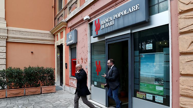 In den vergangenen Jahren musste der italienische Staat immer wieder Banken retten. Wegen der langjährigen Wirtschaftsflaute haben die Geldhäuser viele problematische Kredite angehäuft.