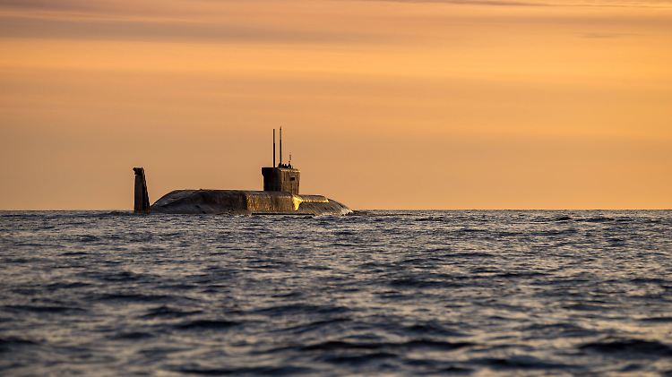 170 Meter lang und mit Atomantrieb an Bord: Die "Juri Dolgoruki", hier auf der Fahrt Richtung Nordmeer, ist das Typschiff der "Borei"-Klasse.