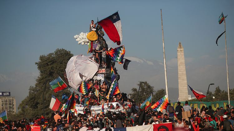 Sammelpunkt der Proteste in Santiago ist der zentrale Verkehrsknotenpunkt Plaza Italia - die Demonstranten haben ihn in Plaza Dignidad umgetauft: Platz der Würde.
