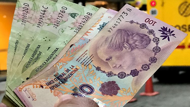 Die Peso-Scheine - dieser mit Eva Peróns Profil - haben im vergangenen Jahr mehr als die Hälfte ihres Wertes gegenüber dem US-Dollar. Es ist die dritthöchste Inflation der Welt nach Venezuela und Simbabwe.