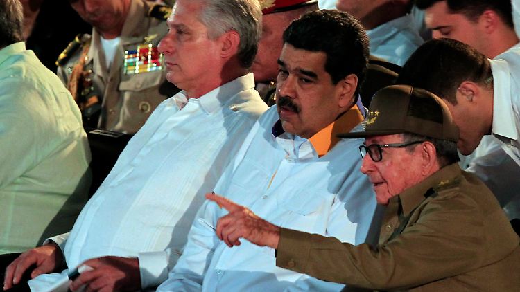 Venezuelas Präsident Nicolás Maduro inmitten von Miguel Diaz-Canel (links), Präsident Kubas, und Raul Castro - zum Abschluss des Jahres sicherten sie sich gegenseitig Unterstützung zu.