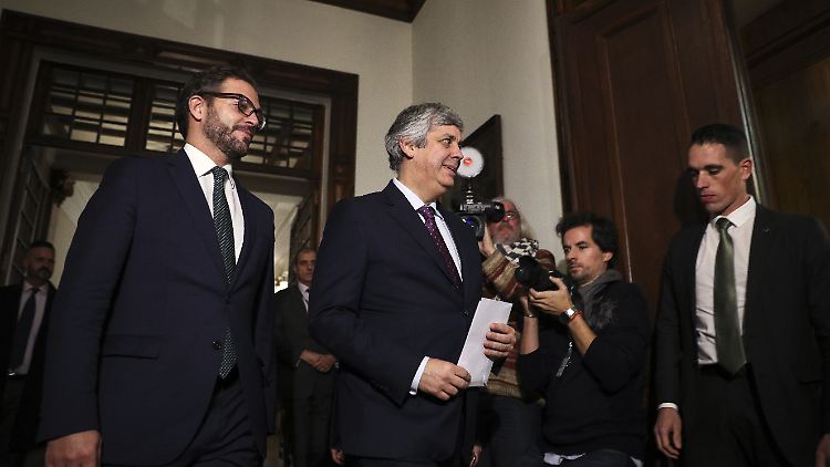 Finanzminister Mario Centeno (m.) präsentierte dem portugiesischen Präsidenten Marcelo Rebelo de Sousa seinen Haushaltsentwurf.