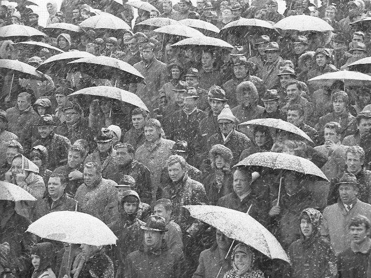 Nur die Harten kommen bei Schneegestöber ins Stadion - war auch 1970 in Braunschweig so.