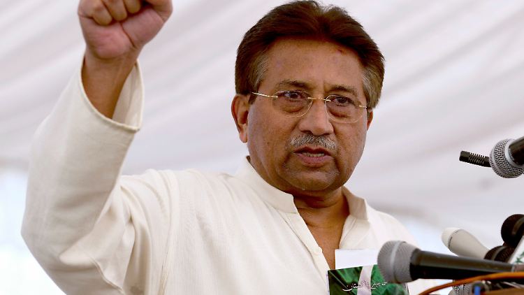 Musharraf spricht im Jahr 2013 vor  Unterstützern in seinem Haus in Islamabad.