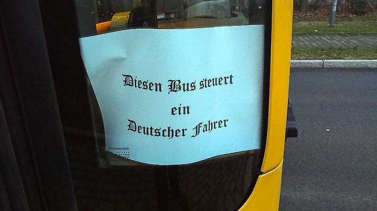 Dieses A4 große Blatt hing im Eingangsbereich eines Dresdner Busses. 