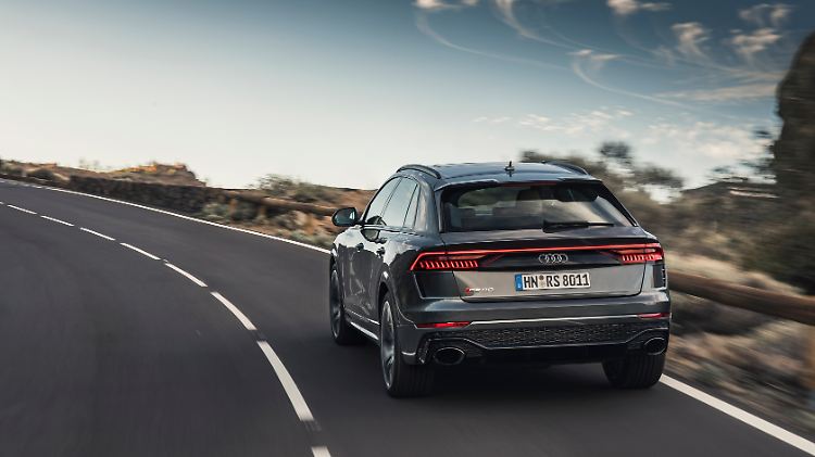 Das Heck des Audi RS Q8 in schnell gefahrenen Kurven in Bewegung zu setzen ist schier unmöglich.