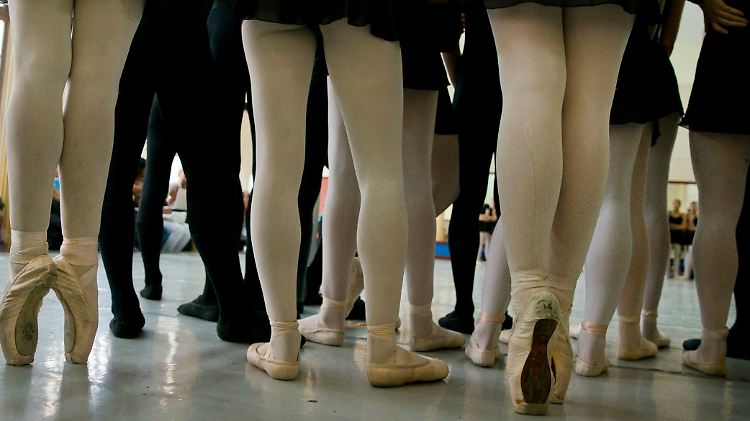 Die Schüler an der Ballettakademie sind zwischen 10 und 18 Jahre alt.