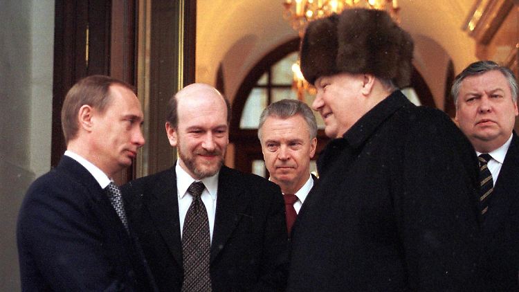 Abschied und Einzug: Boris Jelzin (r.) macht Platz für Wladimir Putin (l.).