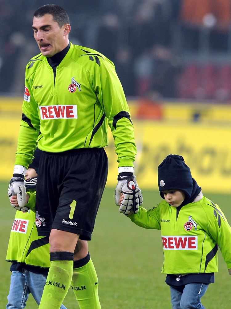 Er geht: Faryd Mondragon, Mitte.