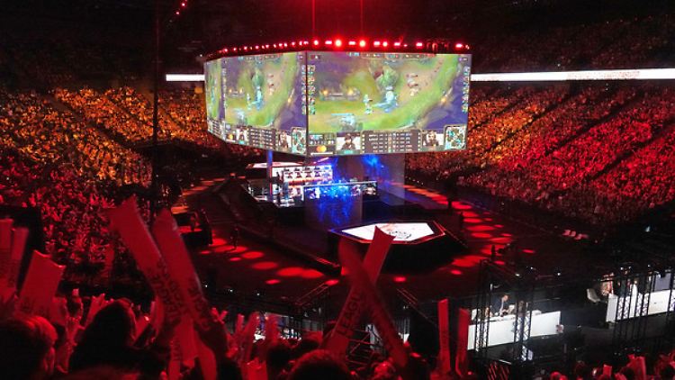 Zuschauer verfolgen in Paris auf riesigen Monitoren den Spielverlauf bei der E-Sport WM League of Legends.