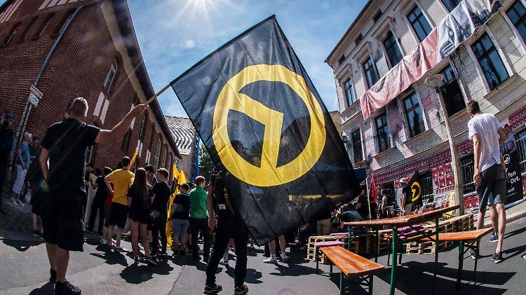 Bei der Bekämpfung von Rechstextremismus will sich der Verfassungsschutz stärker auf die Neue Rechte, etwa die Identitäre Bewegung, konzentrieren.