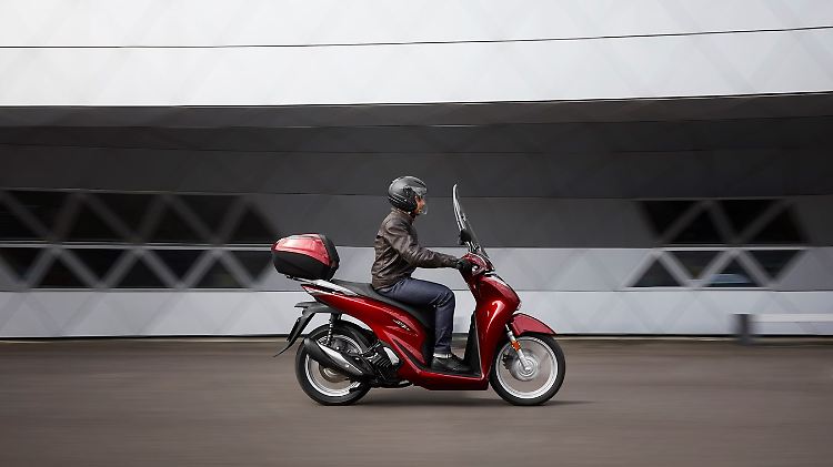 Der Roller kommt auch in deutschen Großstädten immer mehr in Mode. Vielleicht auch der Honda SH125i.