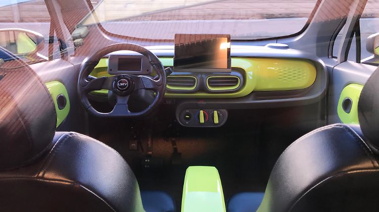 Wie in E-Autos unterdessen üblich, werden alle Informationen über ein großes Display ausgegeben.