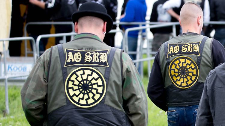 Die Schwarze Sonne ist ein beliebtes Symbol von Neonazis: Hier liegen mehrere Hakenkreuze übereinander. Der CDU-Kreispolitiker Möritz trägt sie als Tattoo.