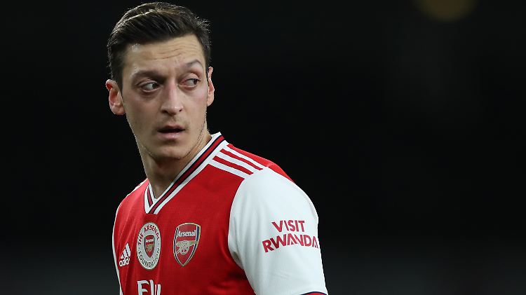Mesut Özils neuer Trainer beim FC Arsenal, Mikel Arteta, setzt endlich wieder auf den Mittelfeldkünstler.