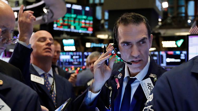 Ein Händler an der Börse in New York bei der Arbeit.