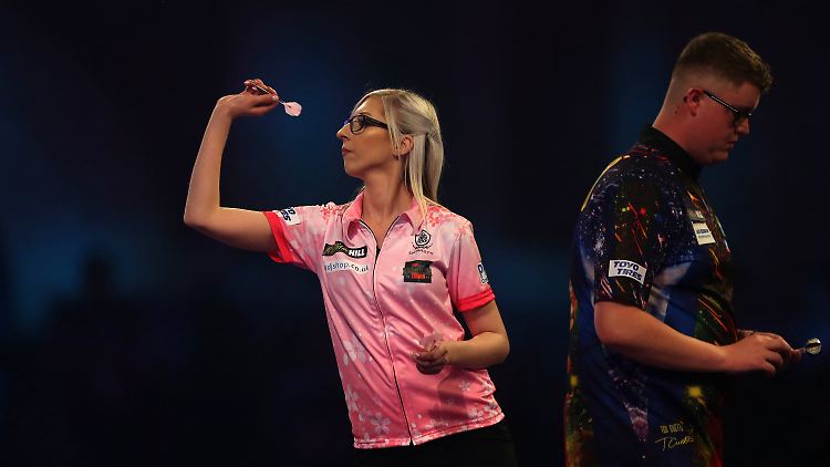 Fallon Sherrock ließ sich auf dem Weg in die Darts-Geschichtsbücher auch von vergebenen Satz-Darts nicht stoppen.