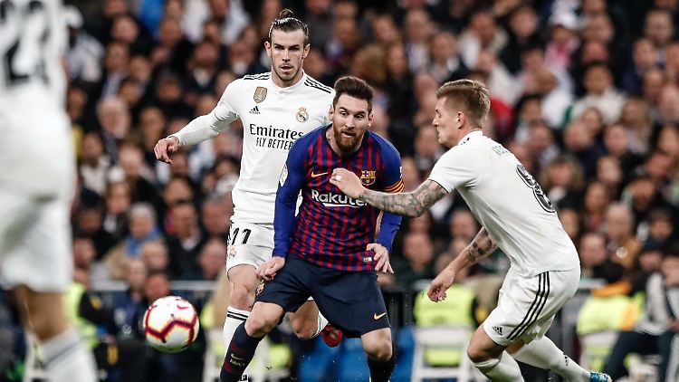 Dürften Hauptrollen im 242. Clásico übernehmen: Barcelona-Star Lionel Messi und Real-Metronom Toni Kroos (r.).