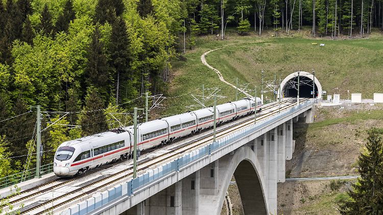Der Umstieg auf die Bahn soll attraktiver werden - eventuell auch durch eine verbilligte Bahncard.