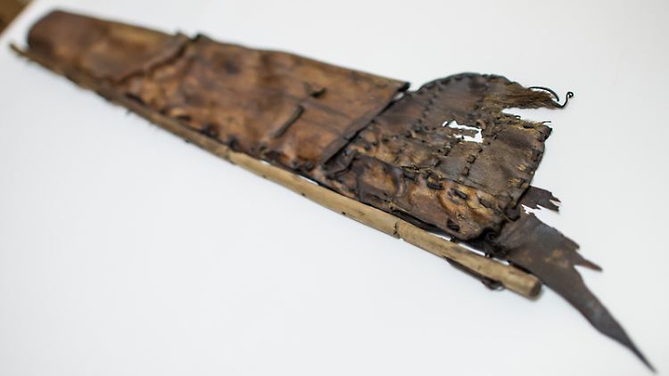Der Köcher von Ötzi ist der einzige bekannte neolithische Tragebehälter für Pfeile. Er ist 86 Zentimeter lang und aus Rehfell oder -leder genäht. Eine Seite des Köchers ist mit einem Haselstock versteift.
