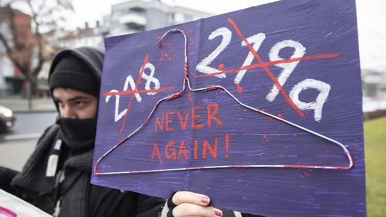 Der Protest gegen den umstrittenen Abtreibungsparagrafen hält an.