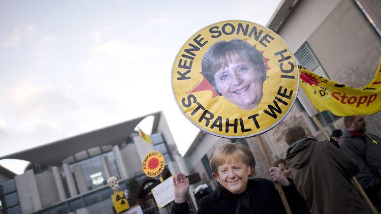 Atomkraftgegner demonstrieren 2013 vor dem Kanzleramt für die Energiewende. In Zeiten des Klimawandels gibt es in der Union allerdings Zweifel am deutschen Atomausstieg.