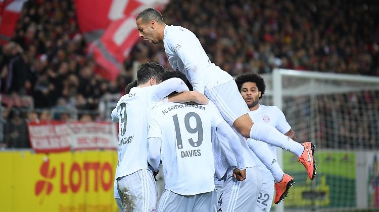 In Freiburg musste der FC Bayern harte Fußballarbeit verrichten.