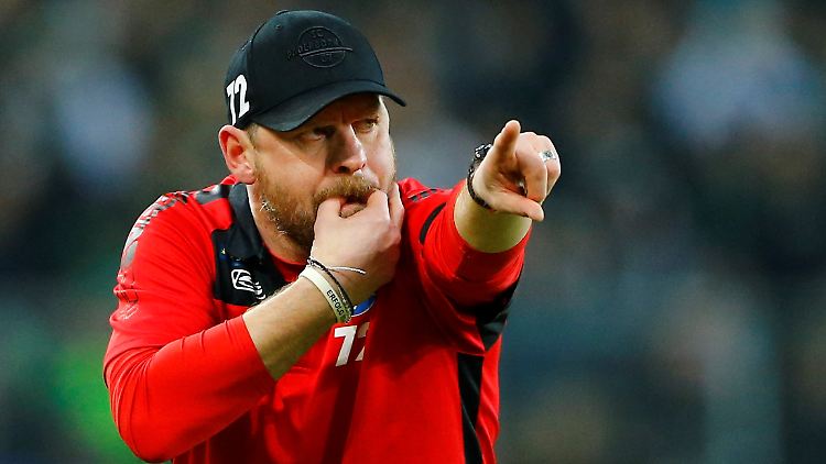 Nach dem Abpfiff in Gladbach gab es von Paderborns Coach Steffen Baumgart einen veritablen Anpfiff für sein Team.