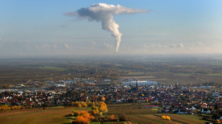 Blick von Edenkoben auf die Dampfwolke des Kernkraftwerkes Philippsburg.