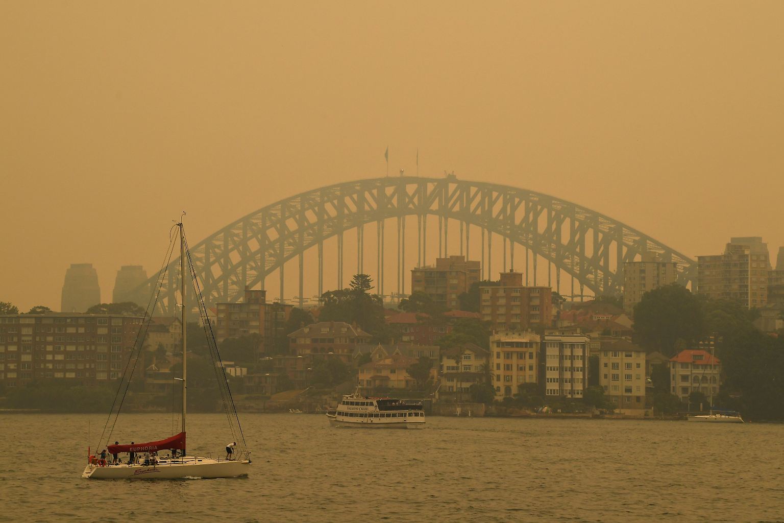 Dicke Rauchschwaden umhüllen die Harbour Bridge in Sydney. Die Buschfeuer stehen vor den Toren der Millionenmetropole. 