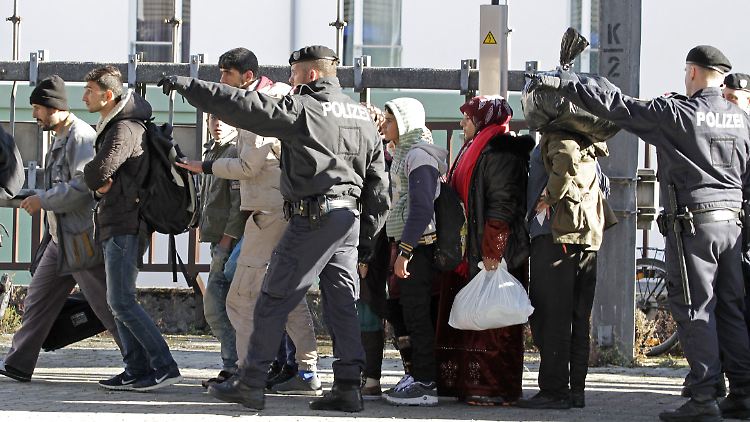 Polizisten sichern im österreichischen Kufstein die kontrollierte Übergabe von Flüchtlingen zur Einreise nach Deutschland. 