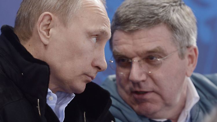 Bach (rechts) und Putin während der Olympischen Winterspiele 2014 im russischen Sotschi.