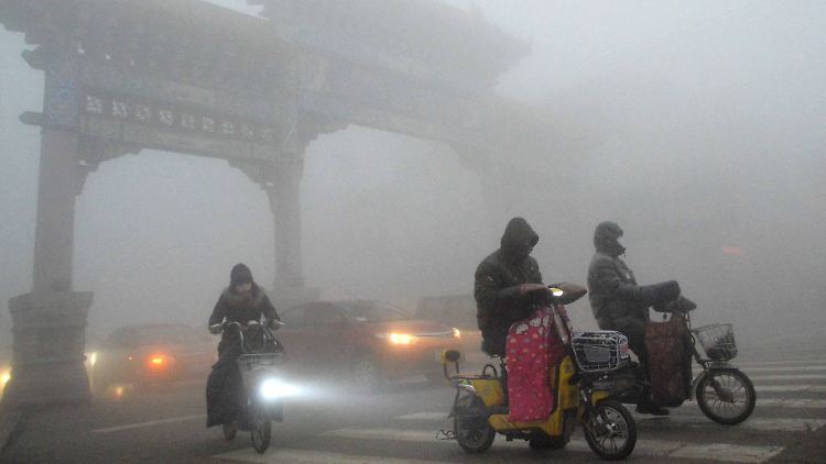 Einige Regionen Chinas sind so smogbelastet, dass die Menschen Mund- und Atemschutzmasken im Straßenverkehr tragen.