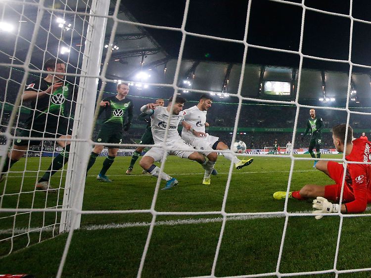 Suat Serdar kämpft mit Mitspieler Ozan Kabak um den Ball. Einen Gegenspieler beeinträchtigte der Schalker dagegen nicht.