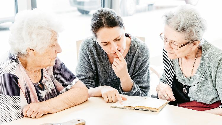 Ilse Ködderitz und Gertrud Friedrich übersetzen mit Manuela Rehn (M) das alte Kochbuch.