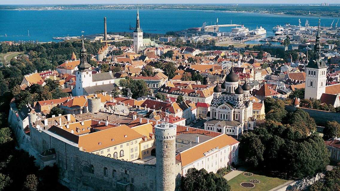 Bunte Stadt am Meer:- Wehranlagen, Stadtmauer und etliche Kirchtürme Tallinns sind viele Jahrhunderte alt.