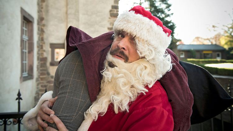 Dieser Weihnachtsmann hat keinen Sack voller Geschenke auf dem Rücken, dafür aber immerhin eine entführte Polizistin.