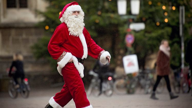 Einer von vielen Weihnachtsmännern in "Väterchen Frost".