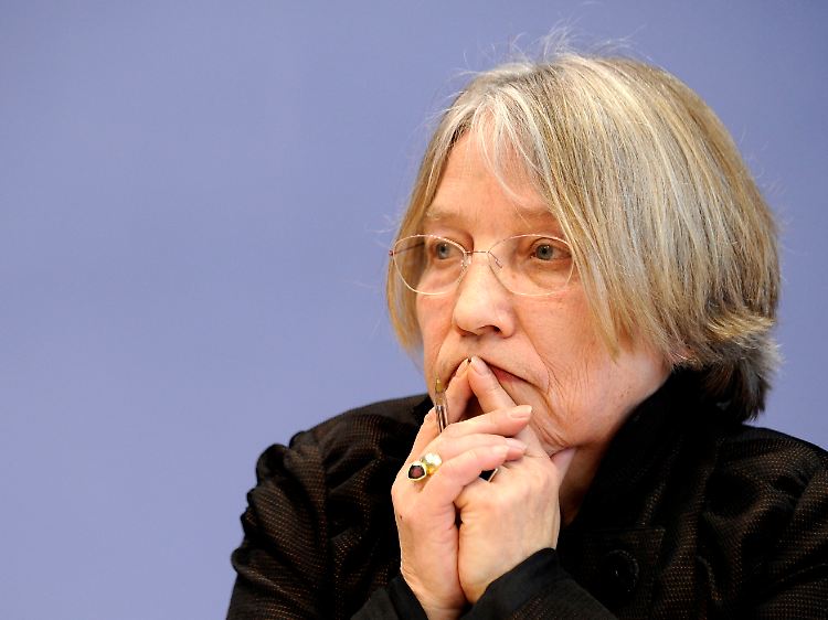 Antje Vollmer, Vorsitzende des Runden Tisches zur Heimerziehung in den 50er und 60er Jahren, bei der Vorstellung der Ergebnisse des Runden Tisches.