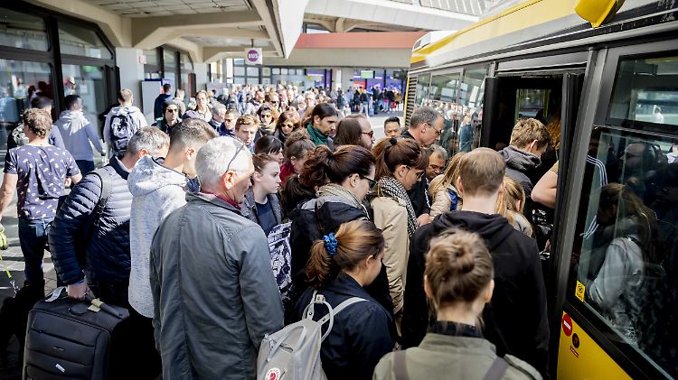 Wer in Berlin mit dem Bus fährt, muss sich darauf einstellen, dass es kuschelig wird.